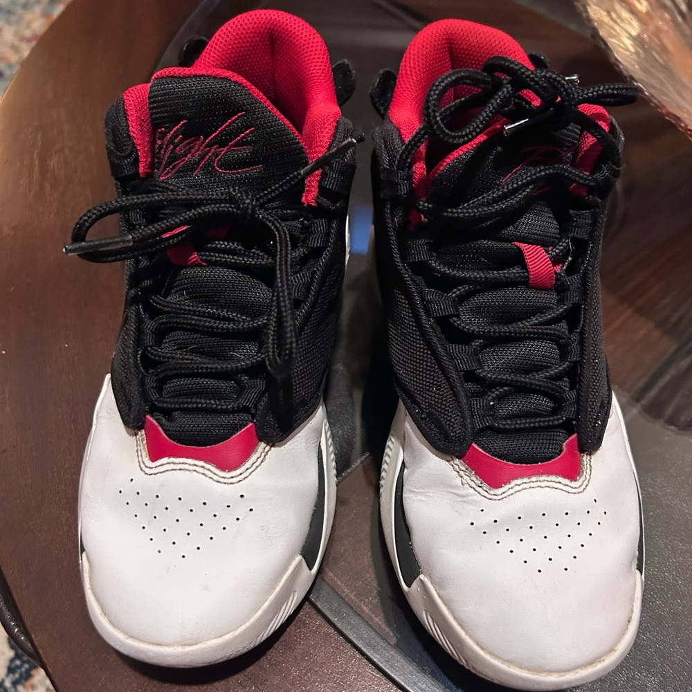 Boys NIKE AIR JORDAN MAX AURA 4 BLACK/WHITE/Red (DQ8404-061) Basketball Shoes
